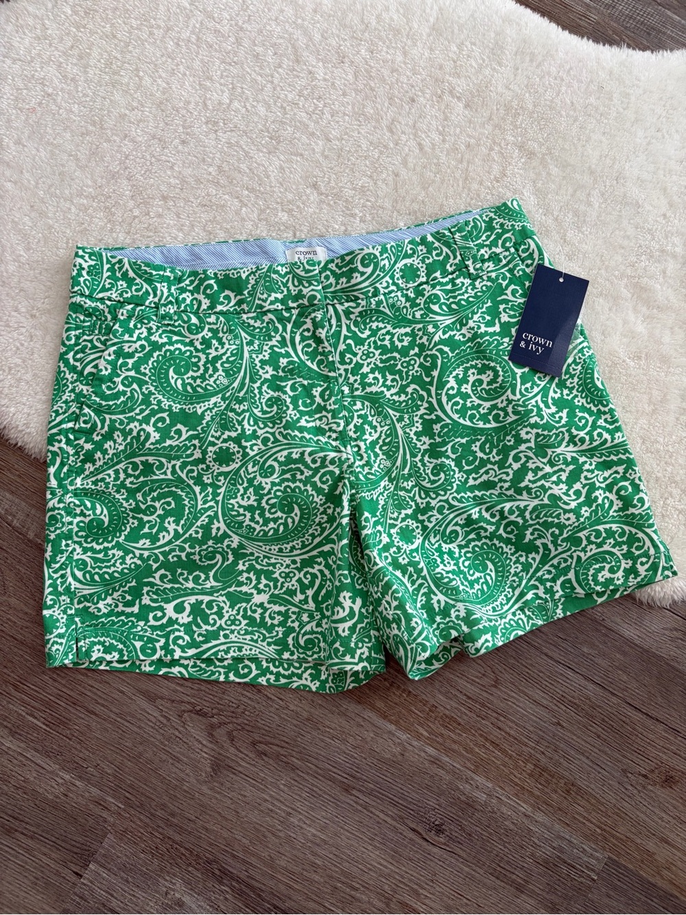 crown & ivy Green Paisley Print Women's Shorts